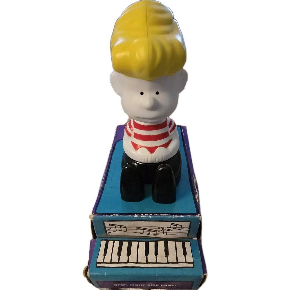 1970 Vintage Peanuts Shroeder Avon Figurine Bubble Bath With Original Box